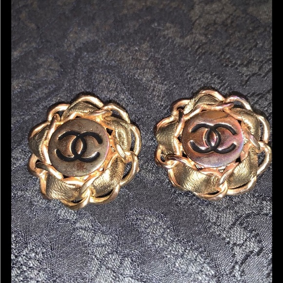 Vintage CHANEL 1970s Camellia Gold-Tone Weaved Leather & Chain Clip-On Earrings - Picture 2 of 8